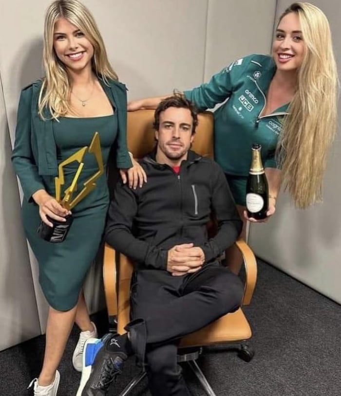 2 Blonde Girls And 1 Guy 9GAG