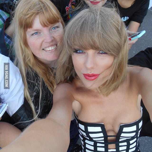 Taylor Swift Mega-Cleavage