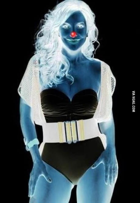 Stare At Red Dot For 30 Secs Look At Wall And Start Winking 9gag