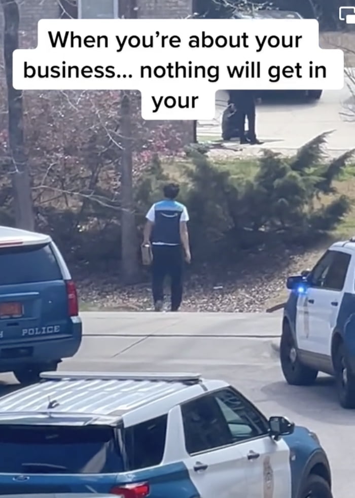 Amazon Driver Delivers Package During Armed Police Standoff 9GAG