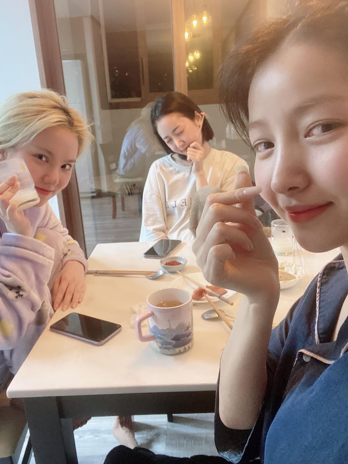 Photo : Sowon with Eunha and SinB (Weverse)