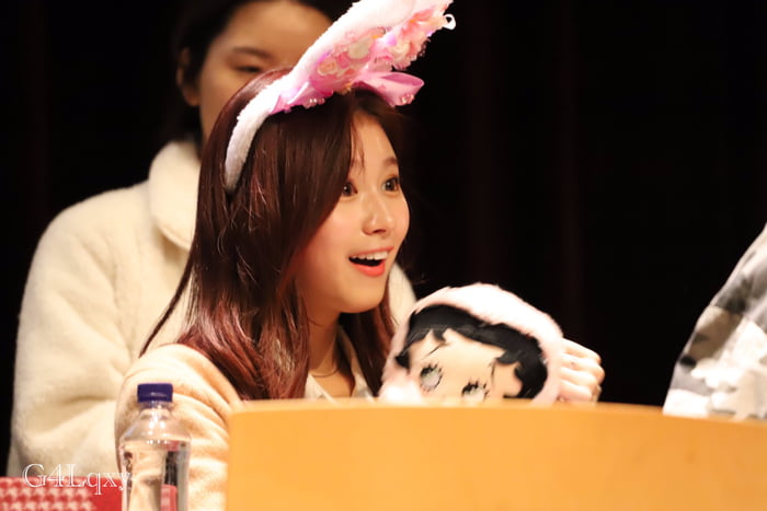 Photo : Sana is an actual emote!