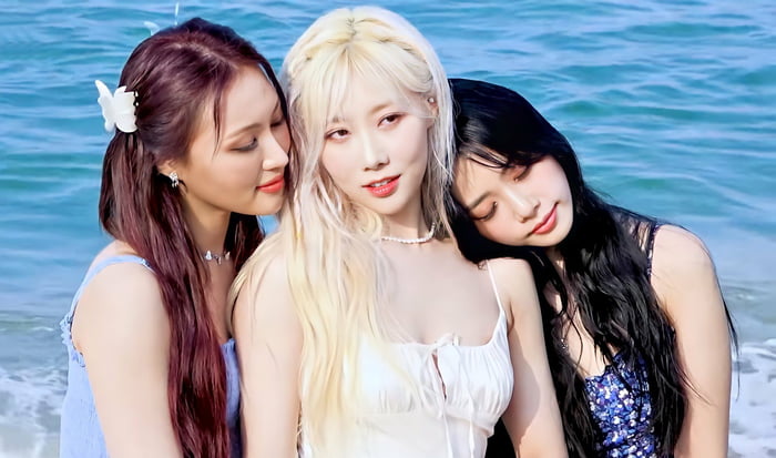 Photo : Siyeon, Handong and Jiu