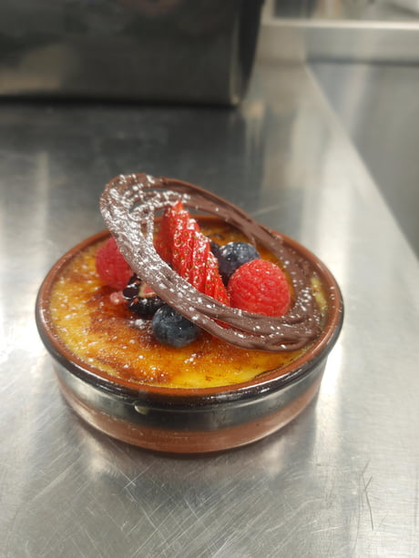 Classic Vanilla Bean Creme Brulee With Berries And A Chocolate Halo 9gag