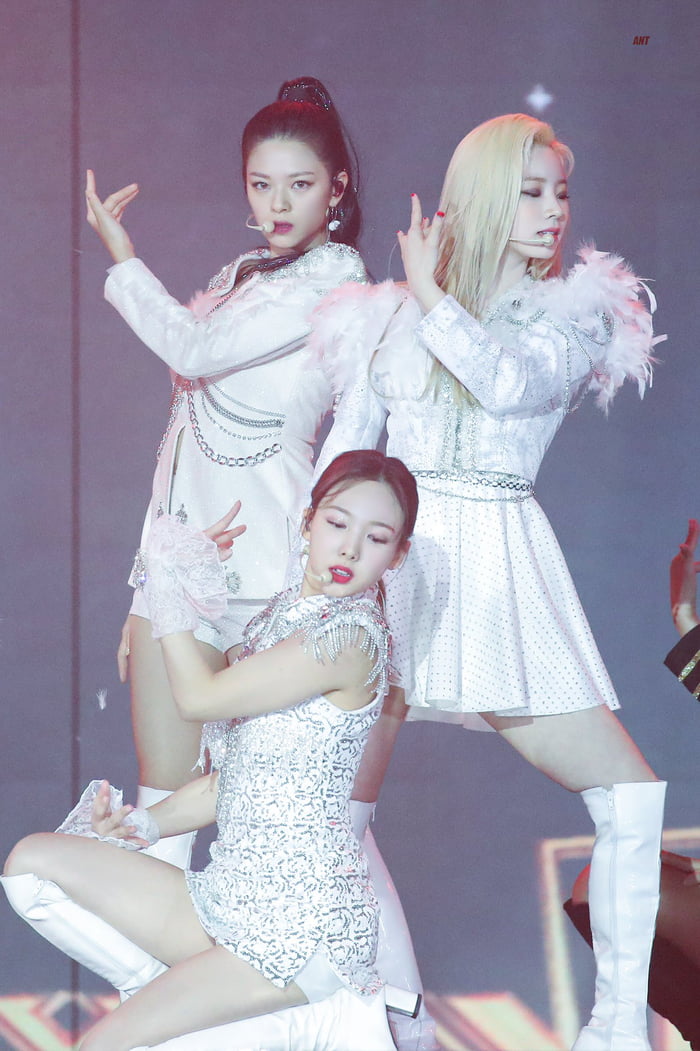 Photo : Spectacular Jeongyeon, Nayeon and Dahyun