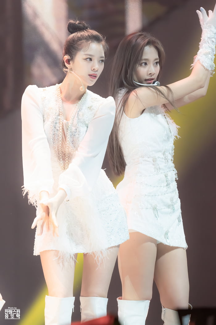 Photo : Jeongyeon and Tzuyu
