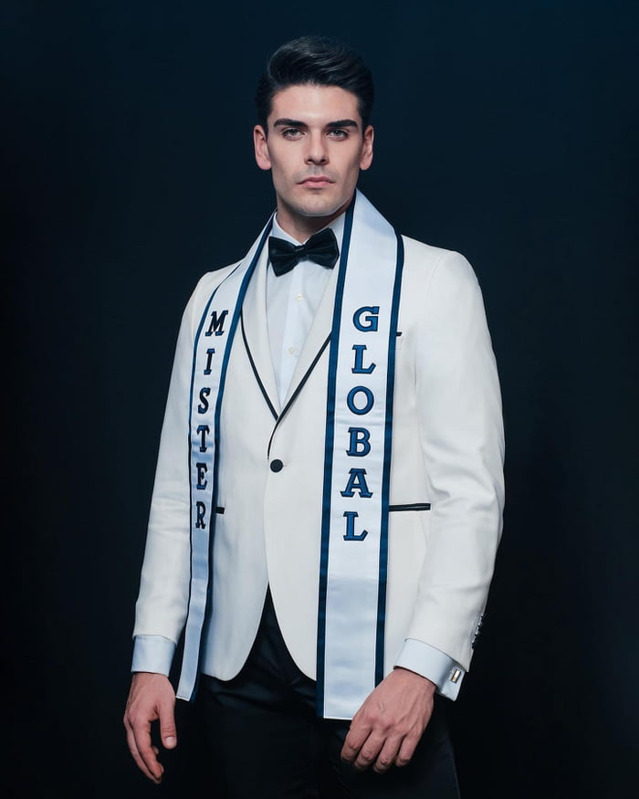 33 Men Represent Their Country’s National Dress In Male Beauty Pageant 9GAG