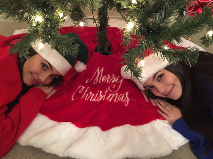 Veronica & Vanessa Merrell Merry Christmas! - 9GAG