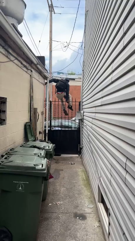 Neighbor catches evading thief getting stuck on the safety gate.