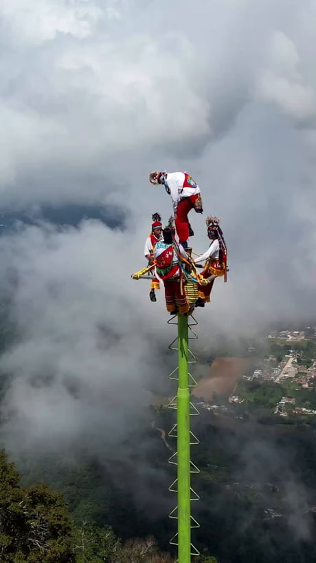 The pre-Hispanic dance of the Voladores de Papantla in Mexico consists of descending gradually from a pole by means of a rope and spinning around it.