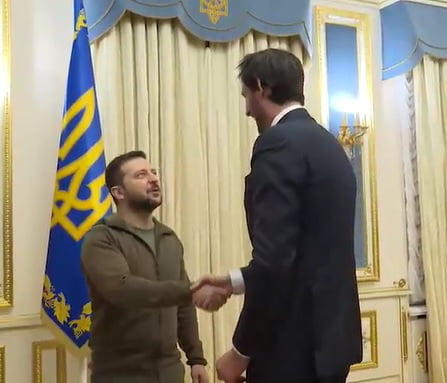 Zelensky met with the Minister of Foreign Affairs of the Netherlands Wopke Hookstra. Damn, Dutch peoples are tall....