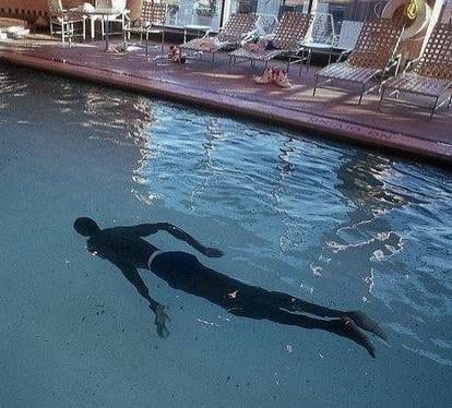 7'7 basketball player Manute Bol swimming in a pool - 9GAG