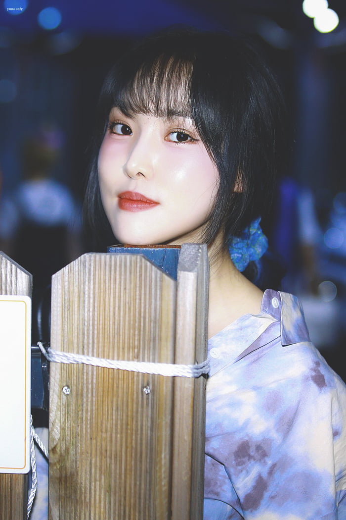 Photo : Yuju on a fence!