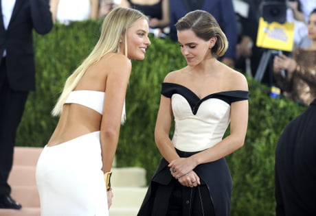 Emma Watson Checking Out Margot Robbie S Cleavage 9gag