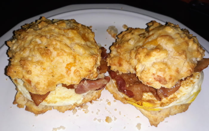 Bacon And Eggs On Cheddar Bay Biscuits 9gag 