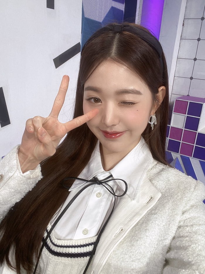 Photo : 220604 KBS Music Bank Twitter Update with Jang Wonyoung