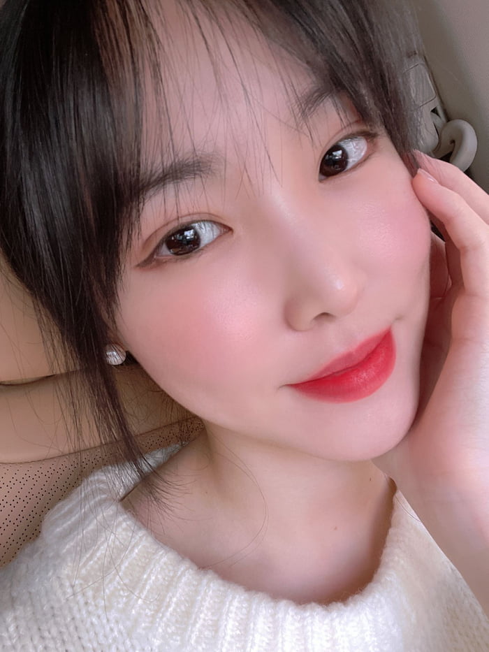 Photo : Yuju selcas (Yuju VLive Chat Room)