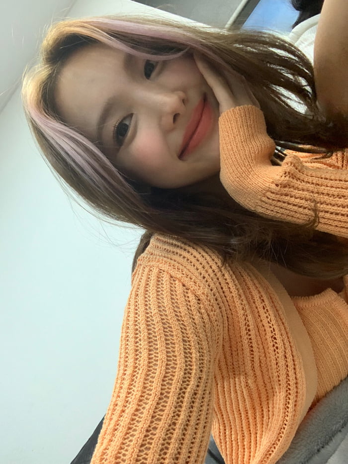 Photo : Shopee Singapore Twitter Update - Nayeon selca: "NAYEON IS READY FOR THE PERFORMANCE ON SHOPEELIVE HAPPENING AT 11.30pm!“