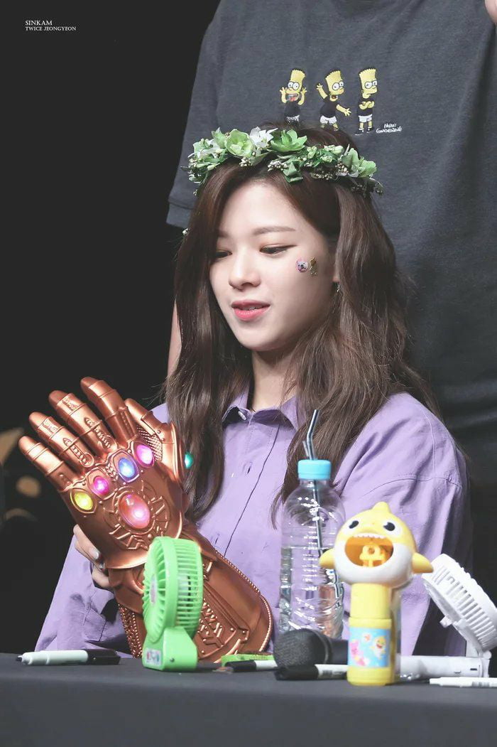 Photo : Jeongyeon Infinity Gauntlet