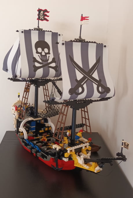 I made new sails for my Lego pirate ship. The old ones were full