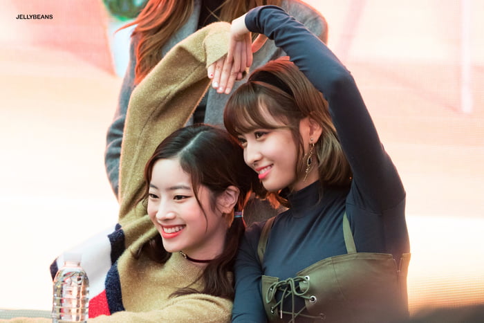 Photo : Dahyun & Momo