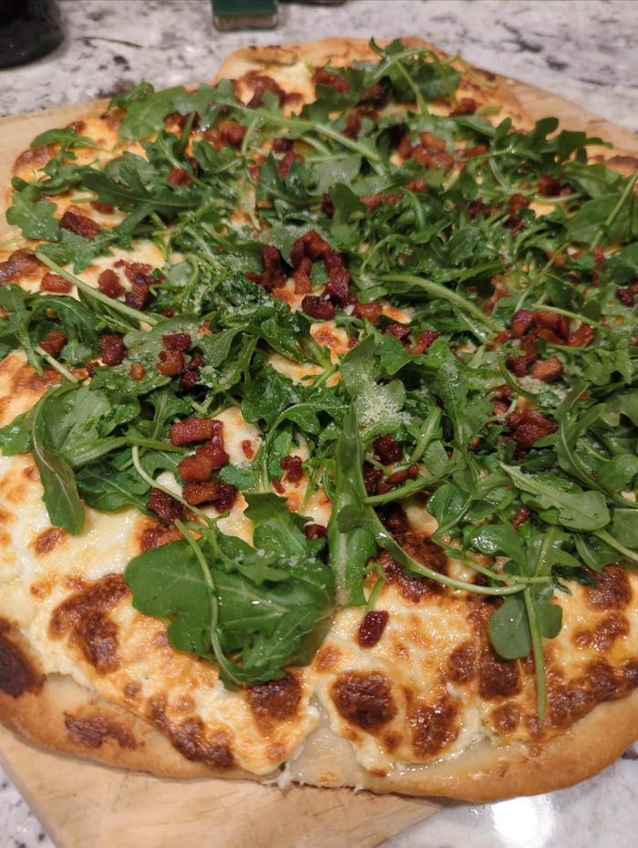 Arugula Pancetta White Pizza with fresh Mozzarella 9GAG