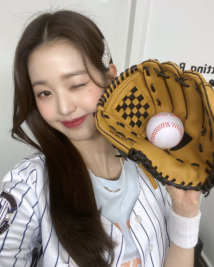 Photo : 220401 KBS Music Bank Twitter Update with Jang Wonyoung 2