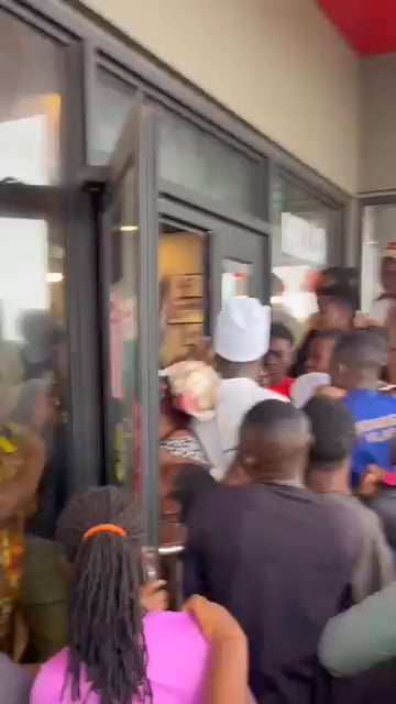KFC Ghana had a discount on their chicken on the 15th of this month to celebrate 15 years in the country, this is what occurred...