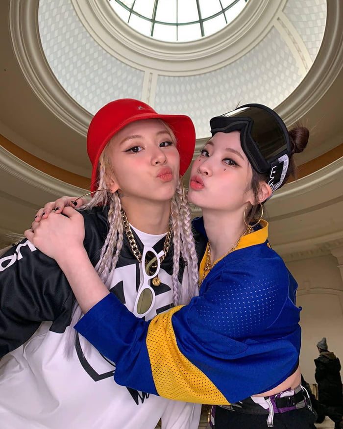Photo : Dahyun & Chaeyoung