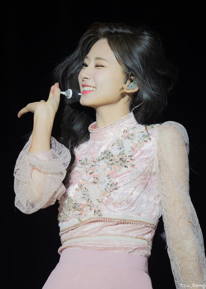 Photo : Tzuyu Mid-Air Wink