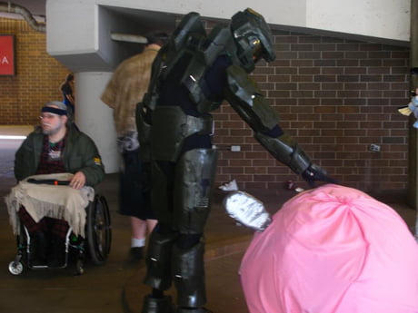 Kirby wanted to hold Master Chief's hand but instead he got head pats. Been  almost 10 years since seeing this cute moment and it still makes me smile.  - 9GAG