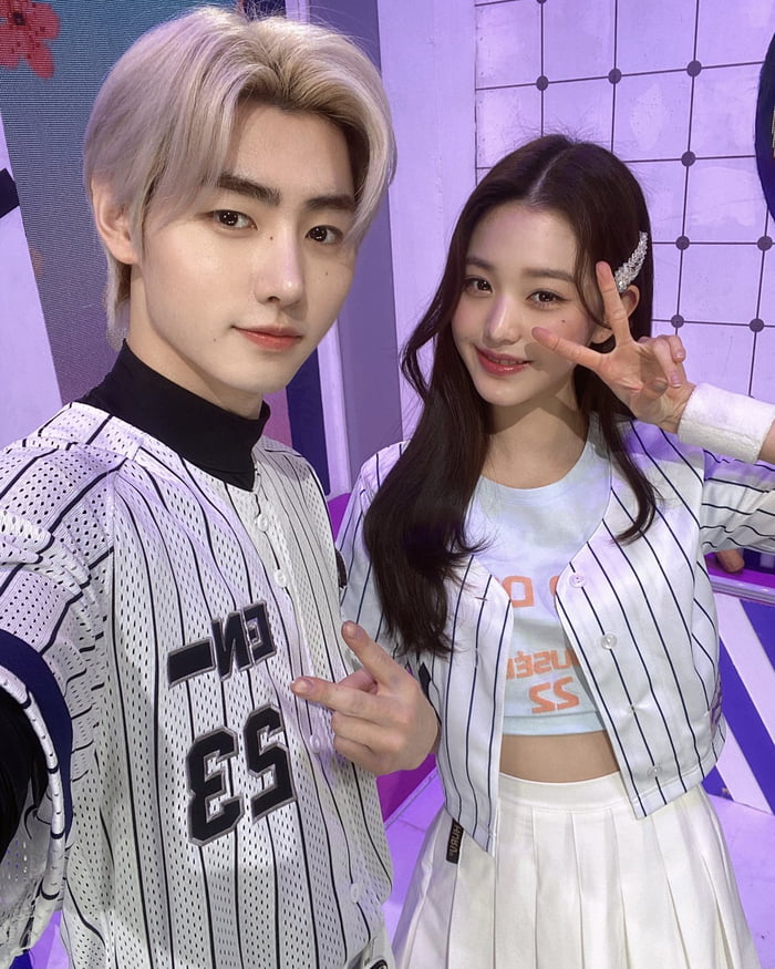 Photo : 220401 KBS Music Bank Twitter with Jang Wonyoung