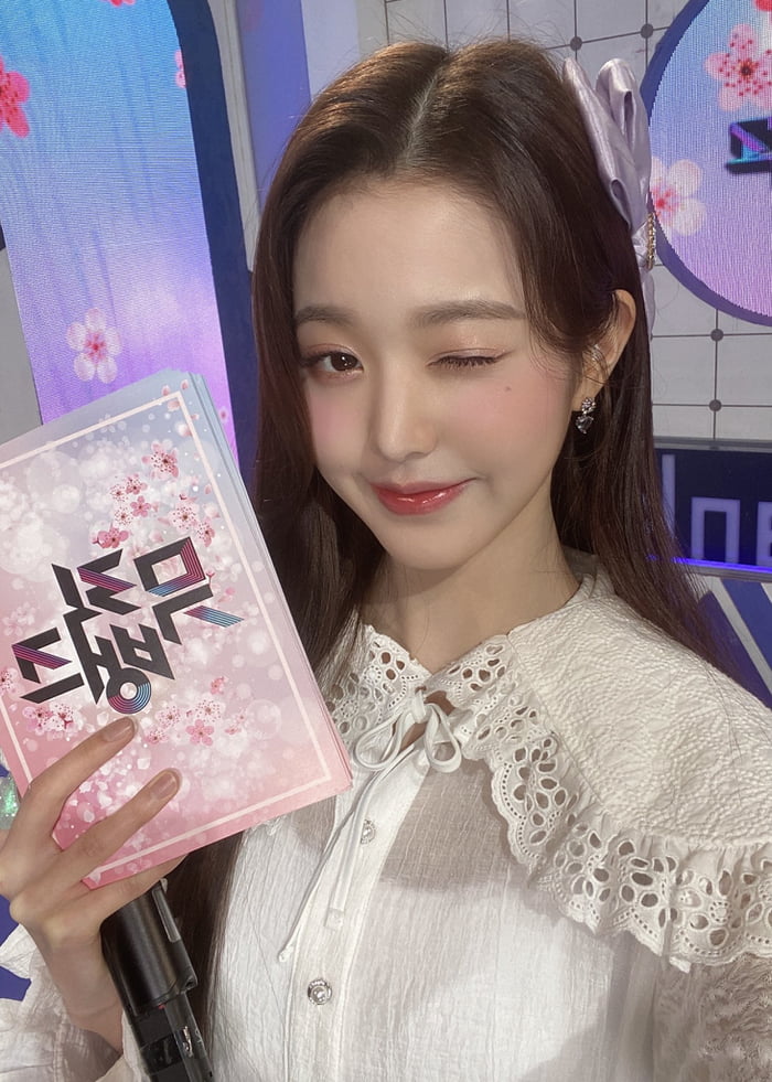 Photo : 220311 KBS Music Bank Twitter Update with Jang Wonyoung