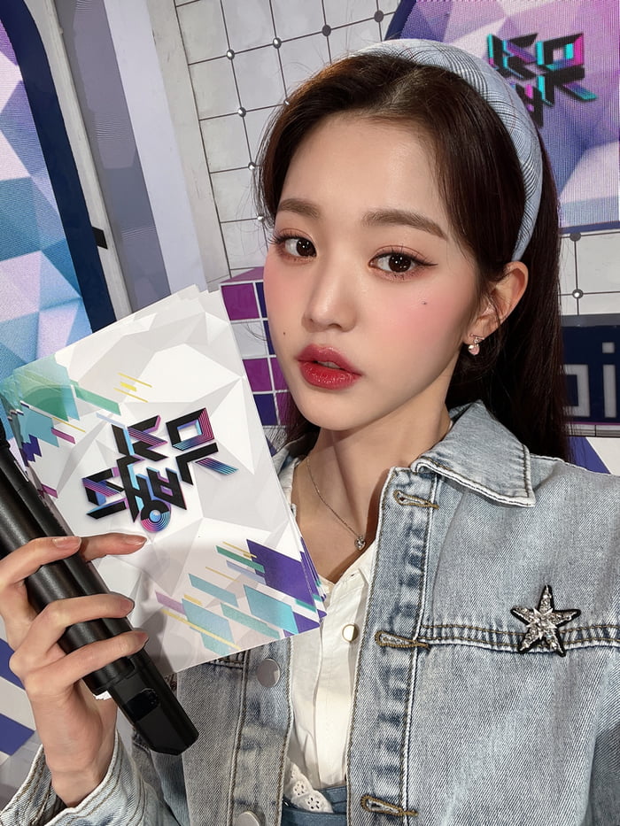 Photo : 220225 KBS Music Bank Twitter Update with Jang Wonyoung