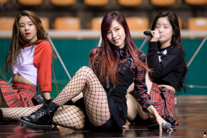 Photo : Mina (+Chaeyoung & blurred Dahyun)