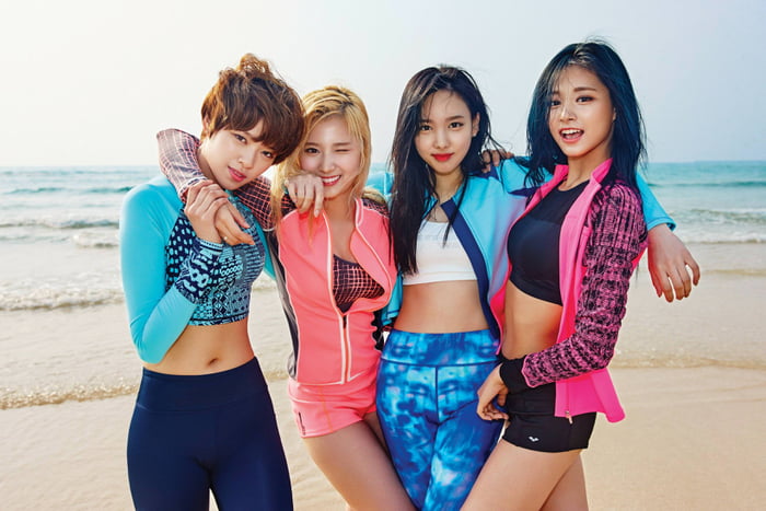 Photo : Jeongyeon, Sana , Nayeon and tzuyu