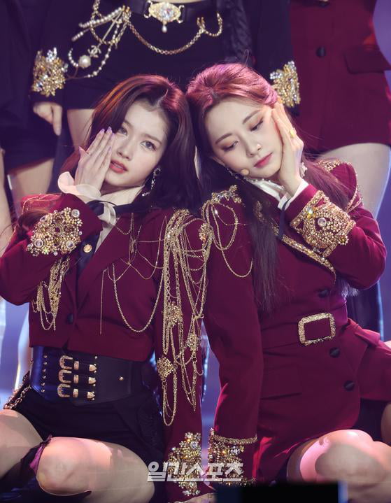 Photo : Sana and Tzuyu
