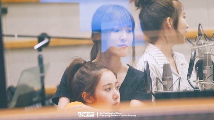 Photo : Yuju holding SinB like she’s SinB’s mom