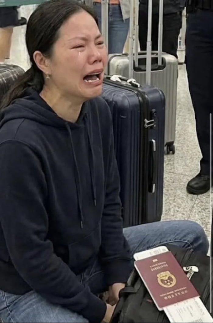 A Chinese woman living in Taiwan who posted a video about Taiwan's annexation to China received a red card from the Taiwanese government and was deported to her beloved China. Those are tears of joy... I guess...