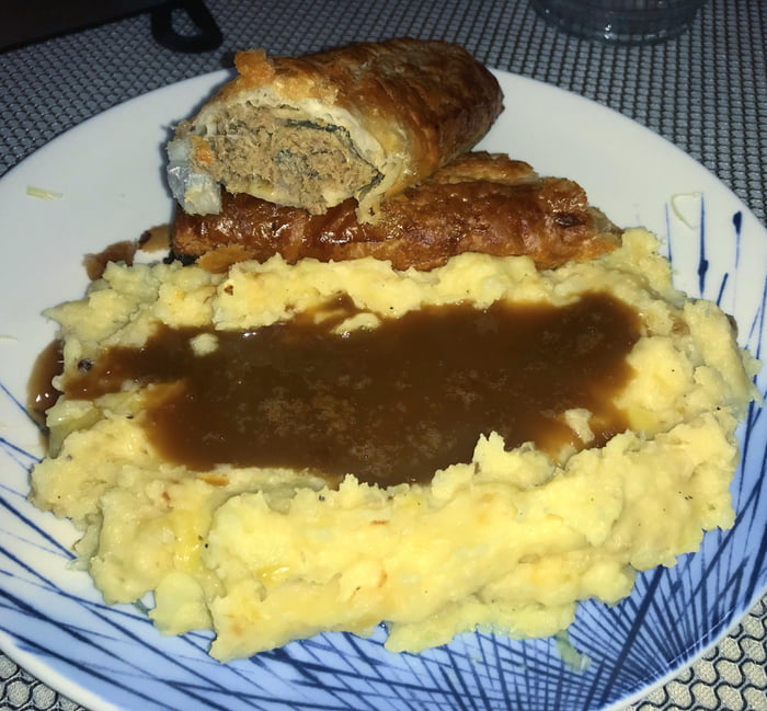 Homemade sausage rolls, mash potato & gravy 🇦🇺 9GAG