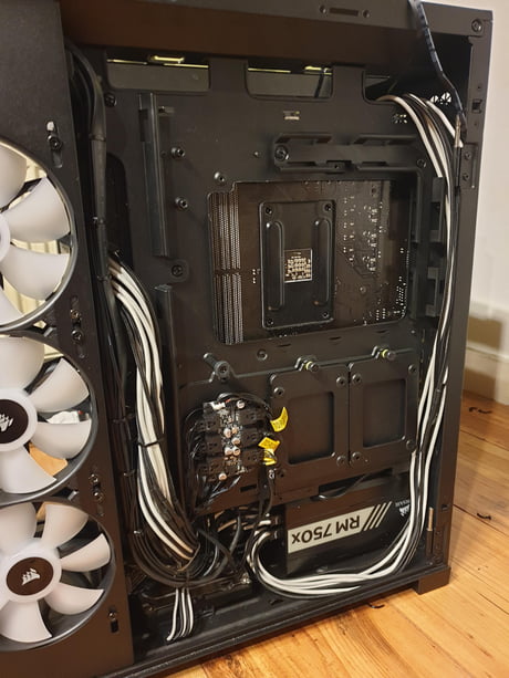 Building a gamer PC. Cable management - 9GAG