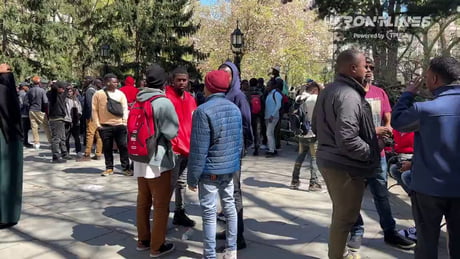 Undocumented migrants, mostly males from Africa and Haiti, are occupying an area in front of City Hall in New York City to demand more financial benefits and better housing. City officials promised to make it their top priority on the agenda.