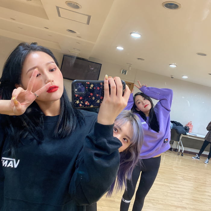 Photo : Siyeon, Jiu, & Gahyeon