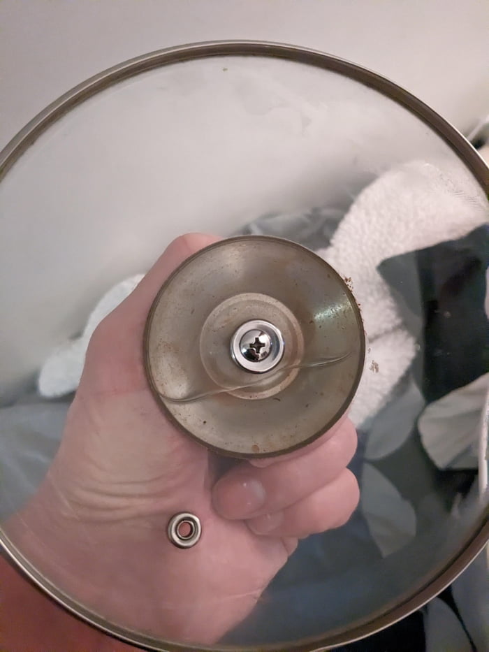 Water gets stuck inside pot lid from steam that won't come out 9GAG