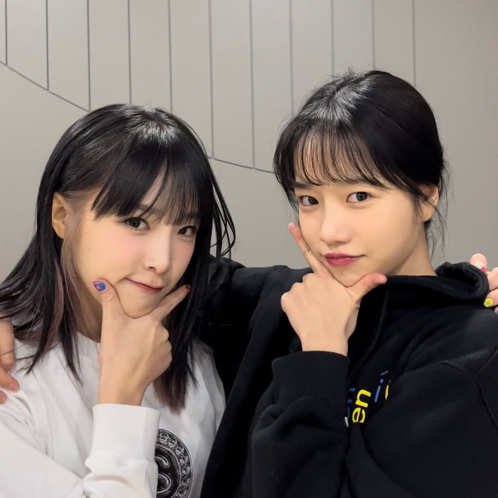 Photo : 220119 - Choi Yena Twitter Update with Jo Yuri