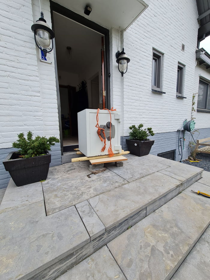 How to move 250kg safe down the stairs? Any advice 9GAG