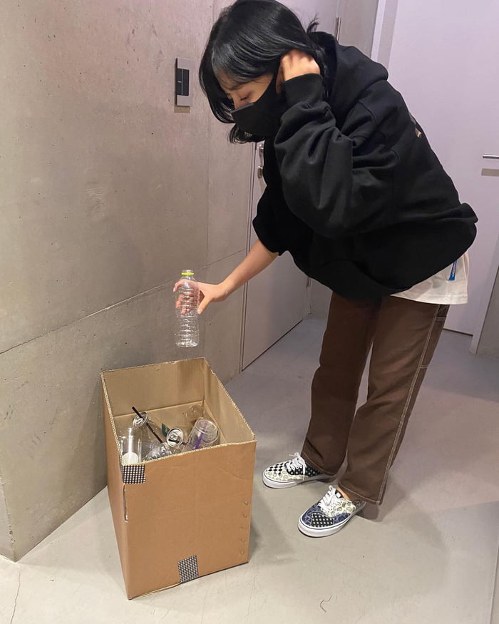 Photo : Twicetagram Update - Jihyo helping saving the environment