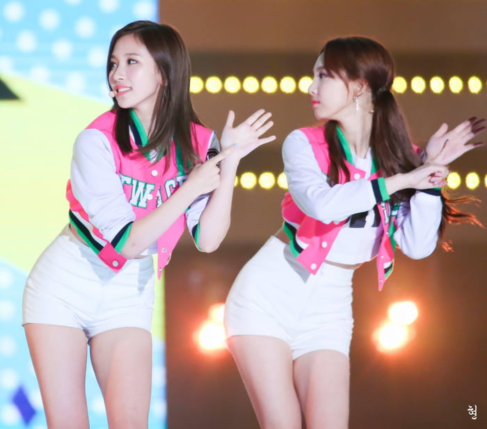 Photo : Mina & Nayeon