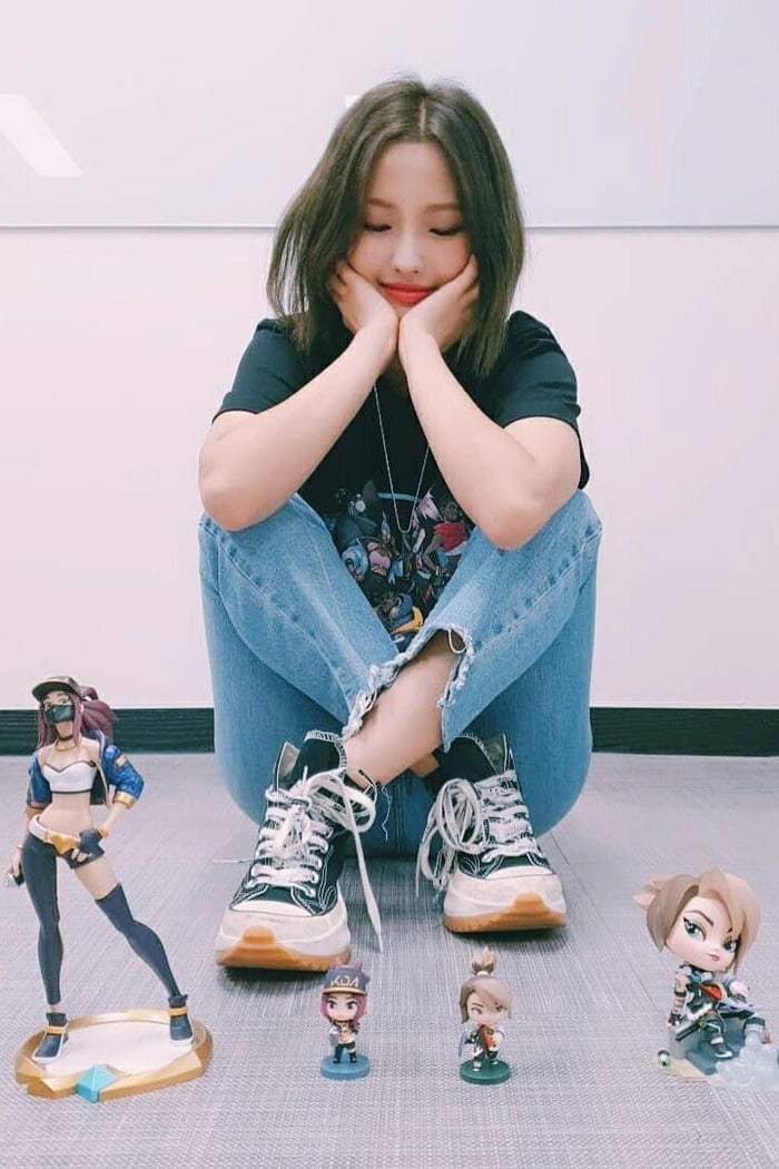 Photo : Soyeon as Akali (from League of Legends)