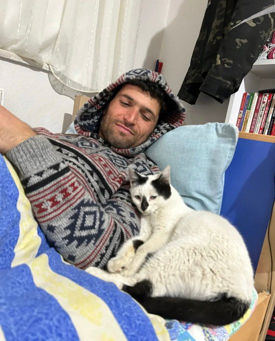 The rescuer who got the cat out of the rubble after the earthquakes in